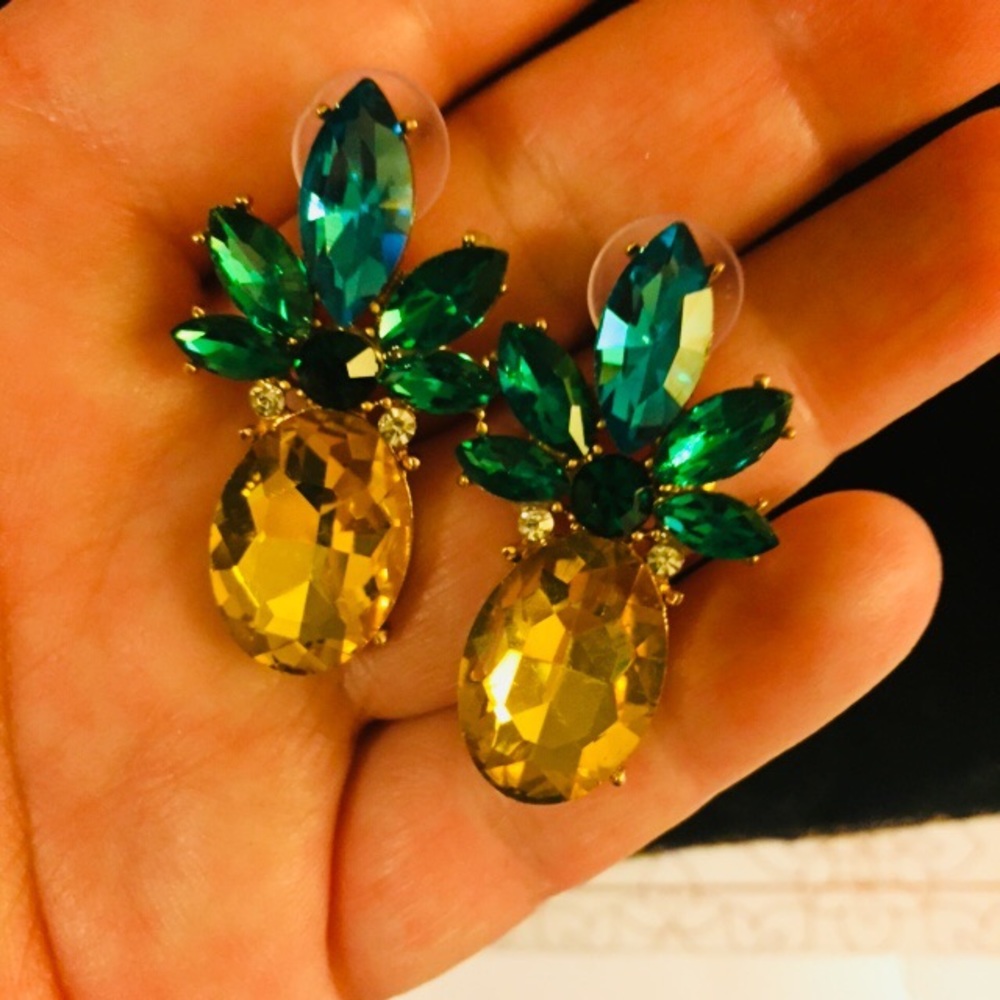 New!!! Beautiful Crystal PIneapple Earrings - Picture 5 of 7
